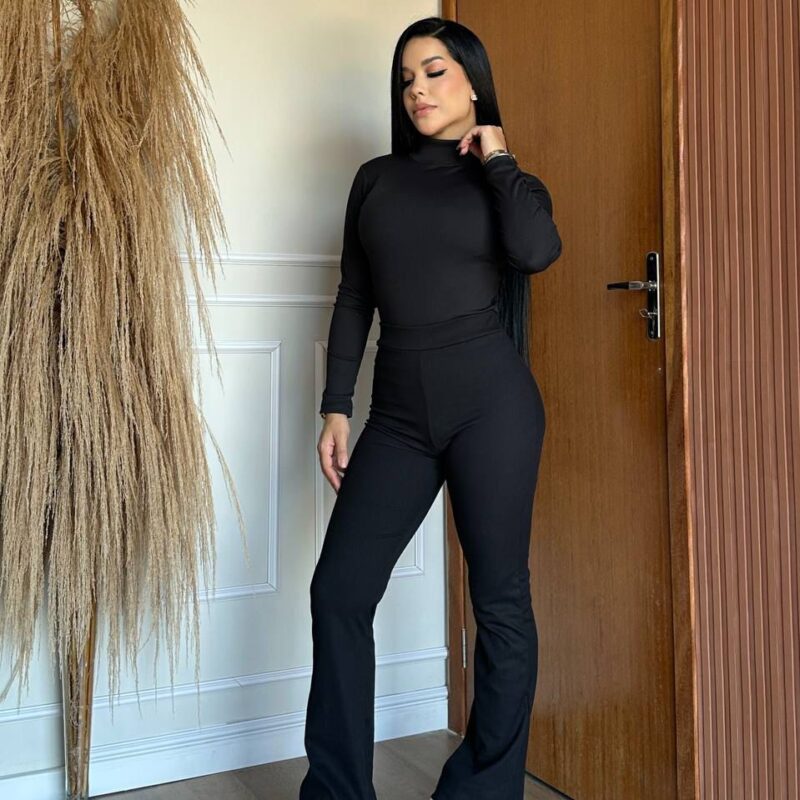 Calça flare canelada